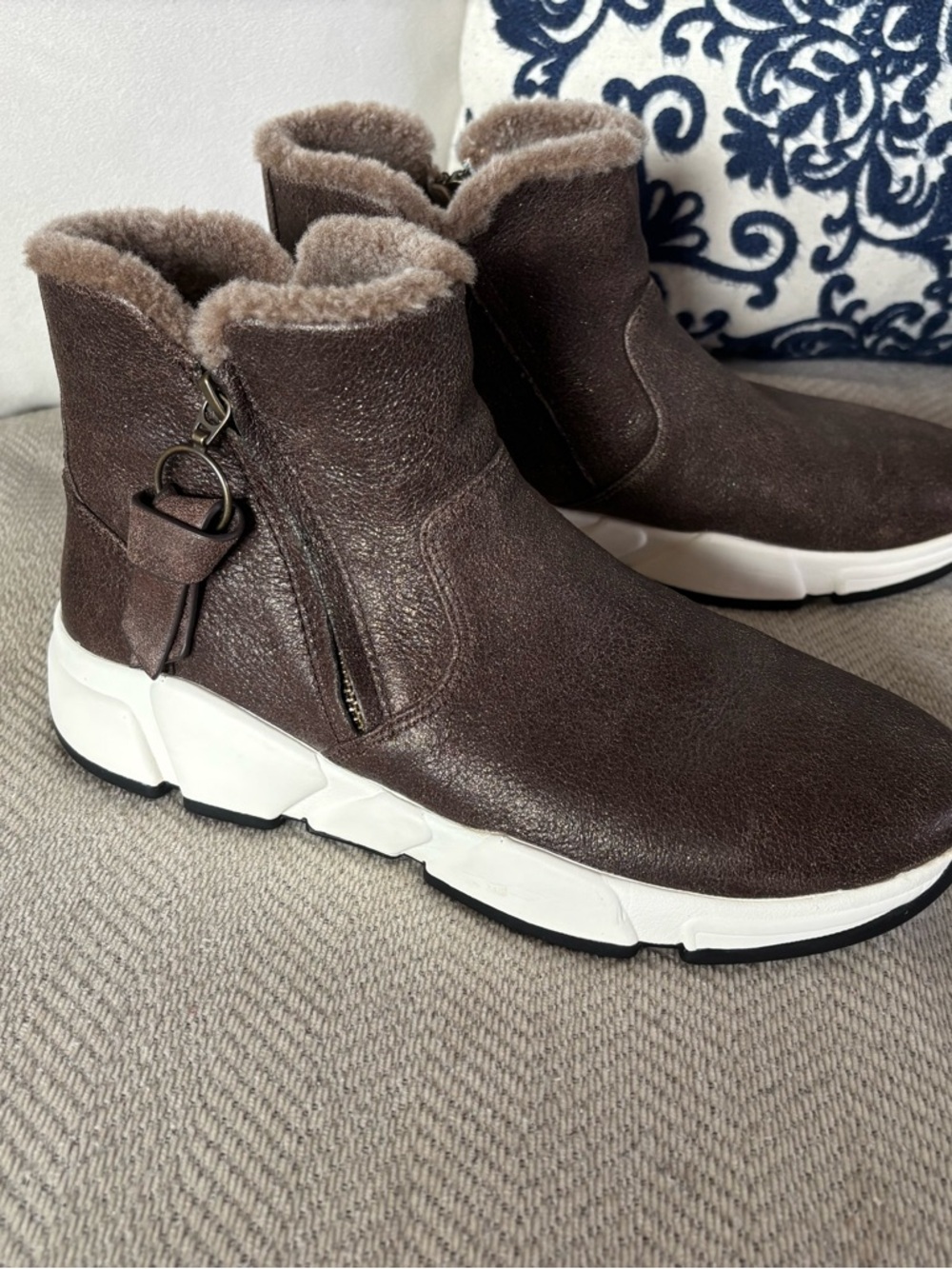 Johnston & Murphy Brown shimmery Shearling-Lined Ankle Boots with White Sole